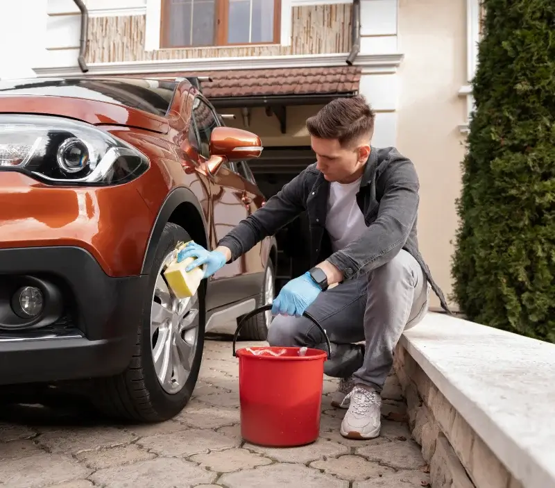 Lavage auto à domicile Pelleport : professionnel intervenant sur un véhicule